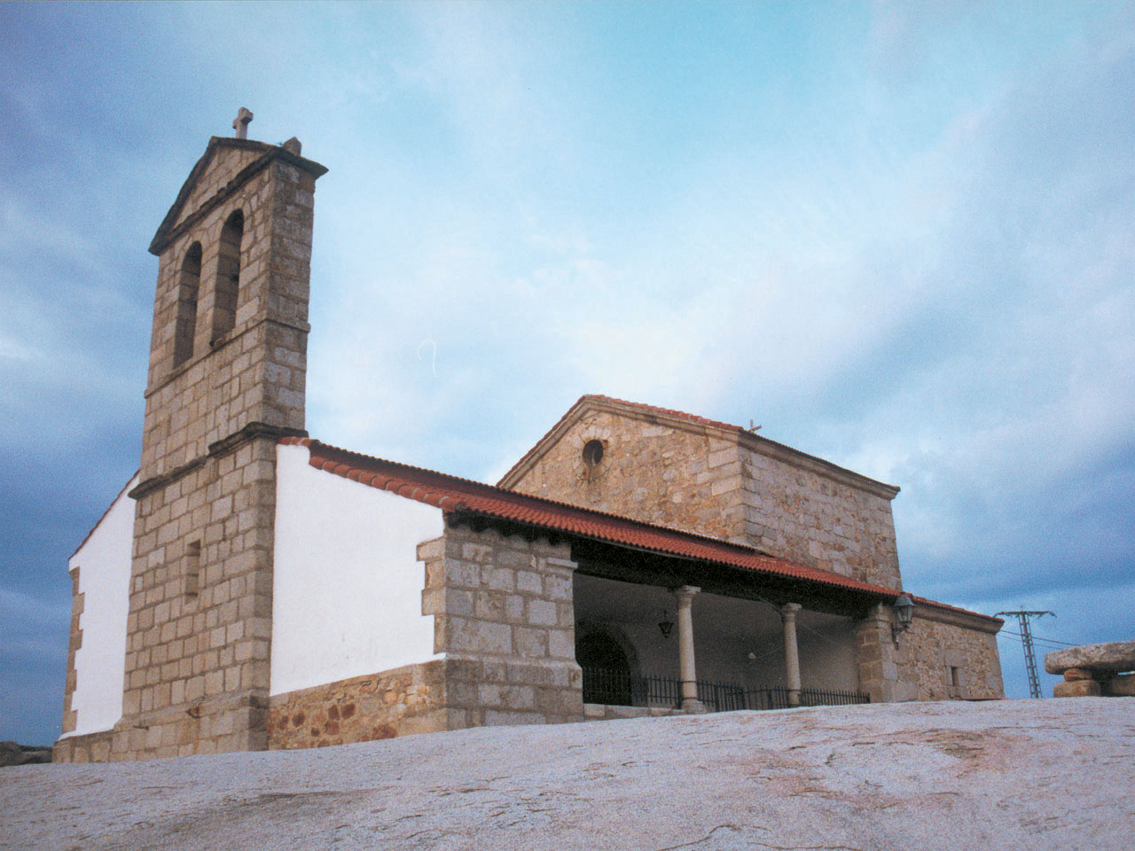 Vista_lateral_de_iglesia_en_Sieteiglesias
